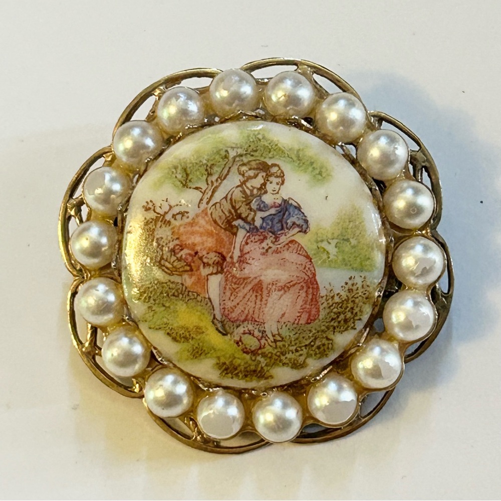 Vintage Fragonard Courting Couple Brooch Porcelain Gold Tone Faux Pearls